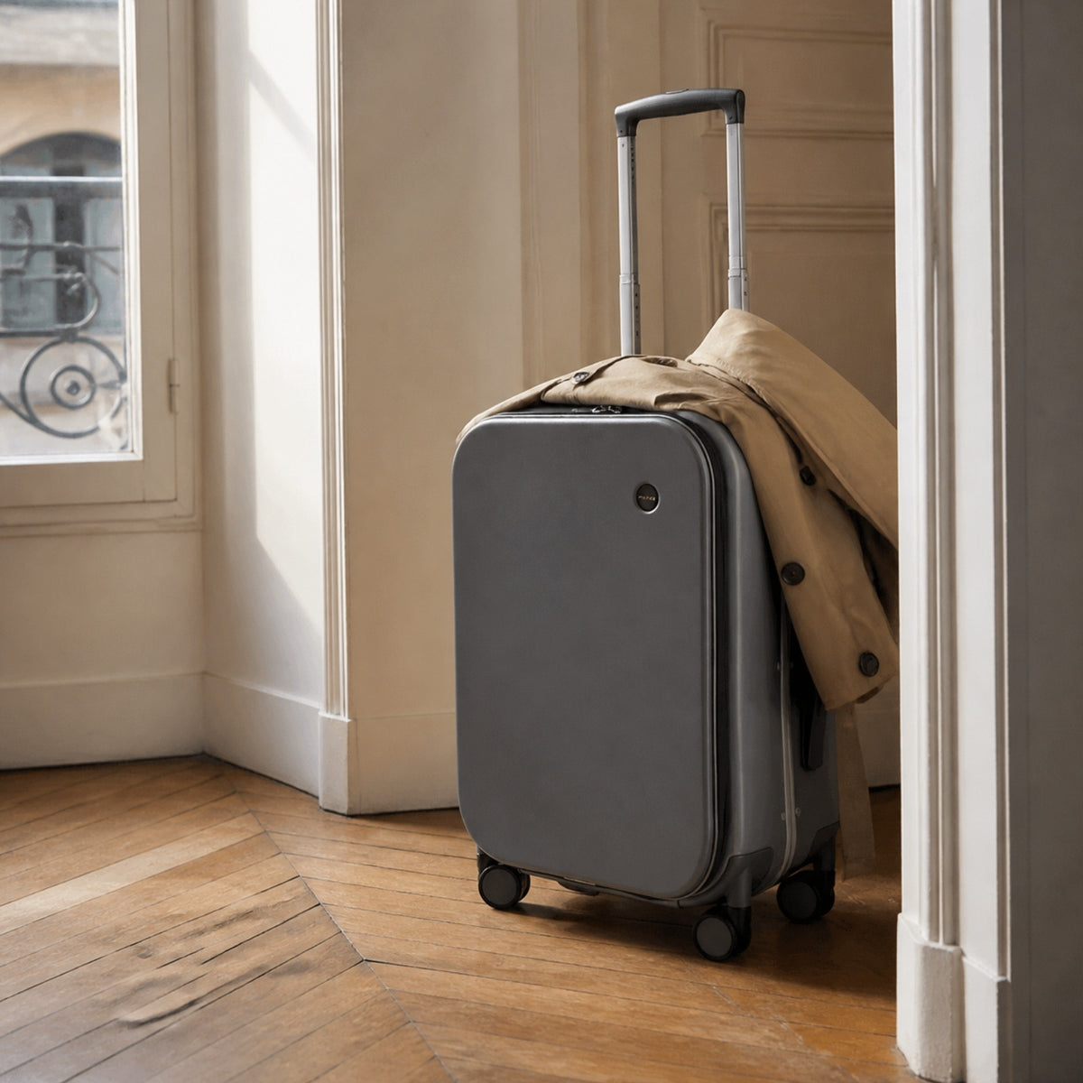 Valise cabine Saint-Honoré – dans un appartement parisien