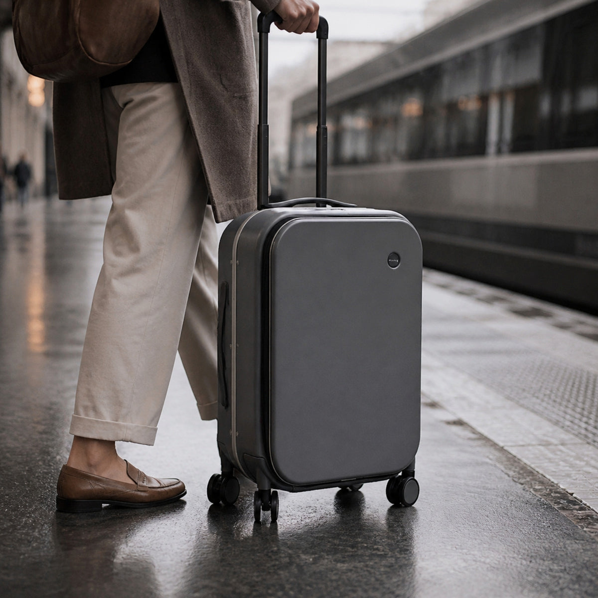 Valise cabine Saint-Honoré – sur un quai de gare